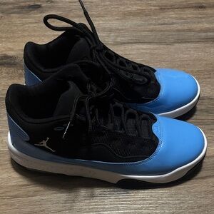 Youth air Jordan max Aura 2 size 7Y